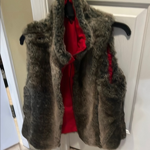 Red Faux Fur Lined Women's Vest - Picture 3 of 3